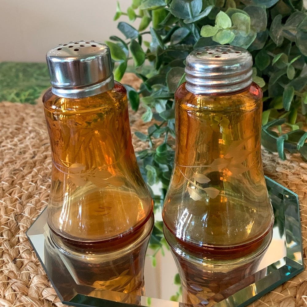 Vintage, beautiful Etched floral leaf pattern, salt & pepper shaker set